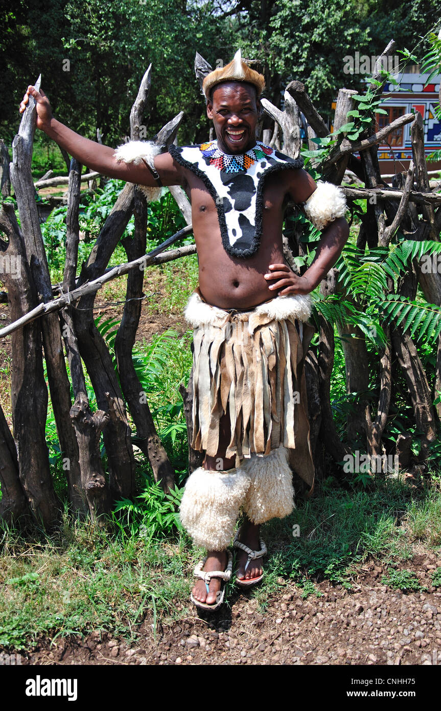 Guerrier zoulou au village culturel Lesedi African, Broederstroom, Johannesburg, la Province de Gauteng, Afrique du Sud Banque D'Images