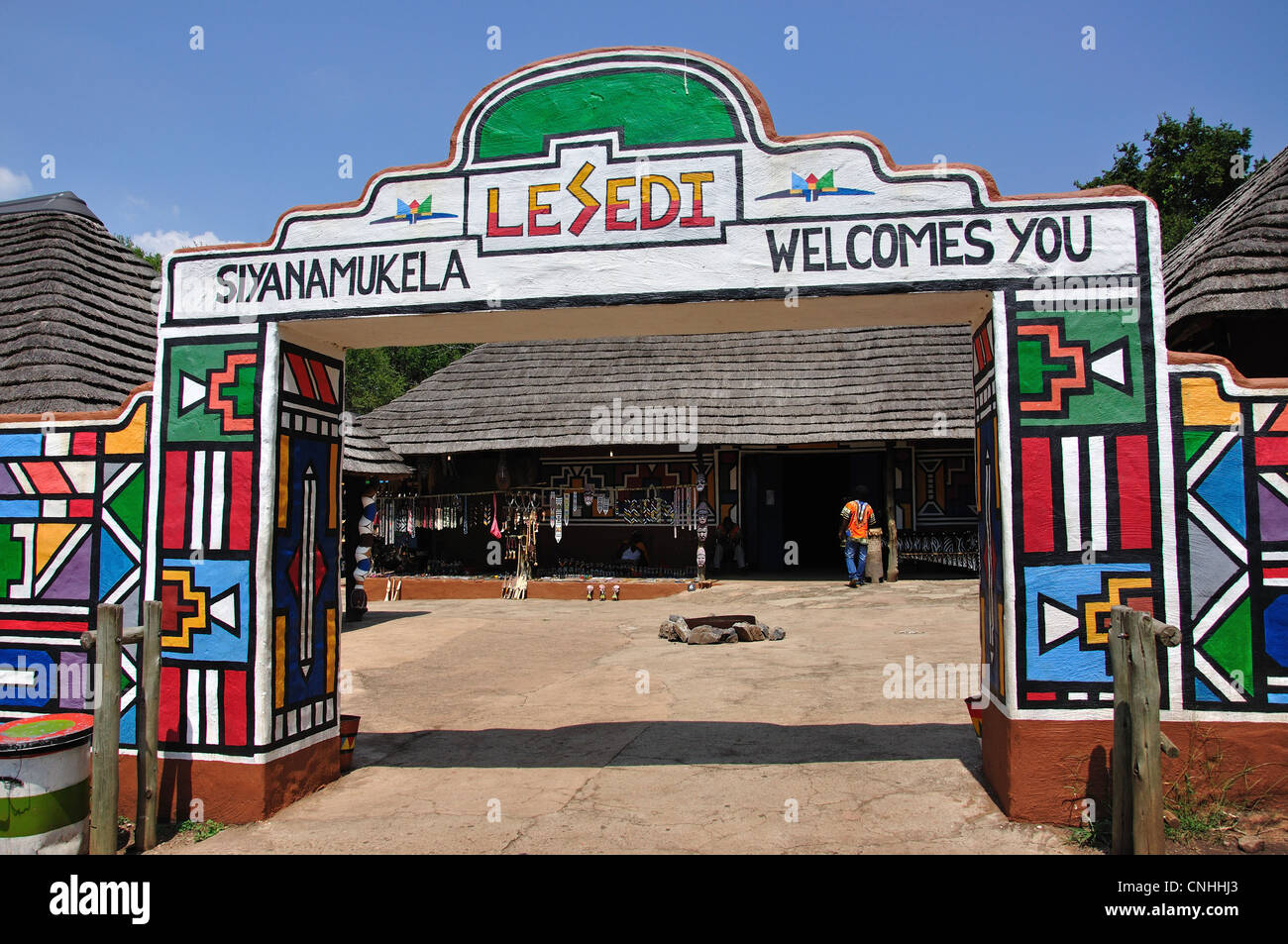 Ndebele-design entrée de Lesedi African Cultural Village, Broederstroom, Johannesburg, Gauteng, République d'Afrique du Sud Banque D'Images