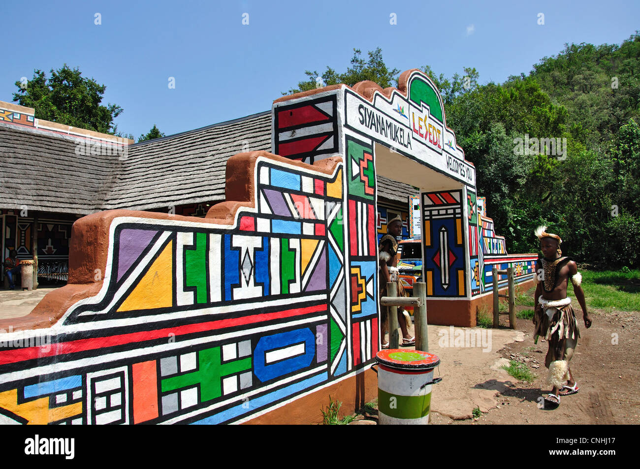 Ndebele-design entrée de Lesedi African Cultural Village, Broederstroom, Johannesburg, Gauteng, République d'Afrique du Sud Banque D'Images