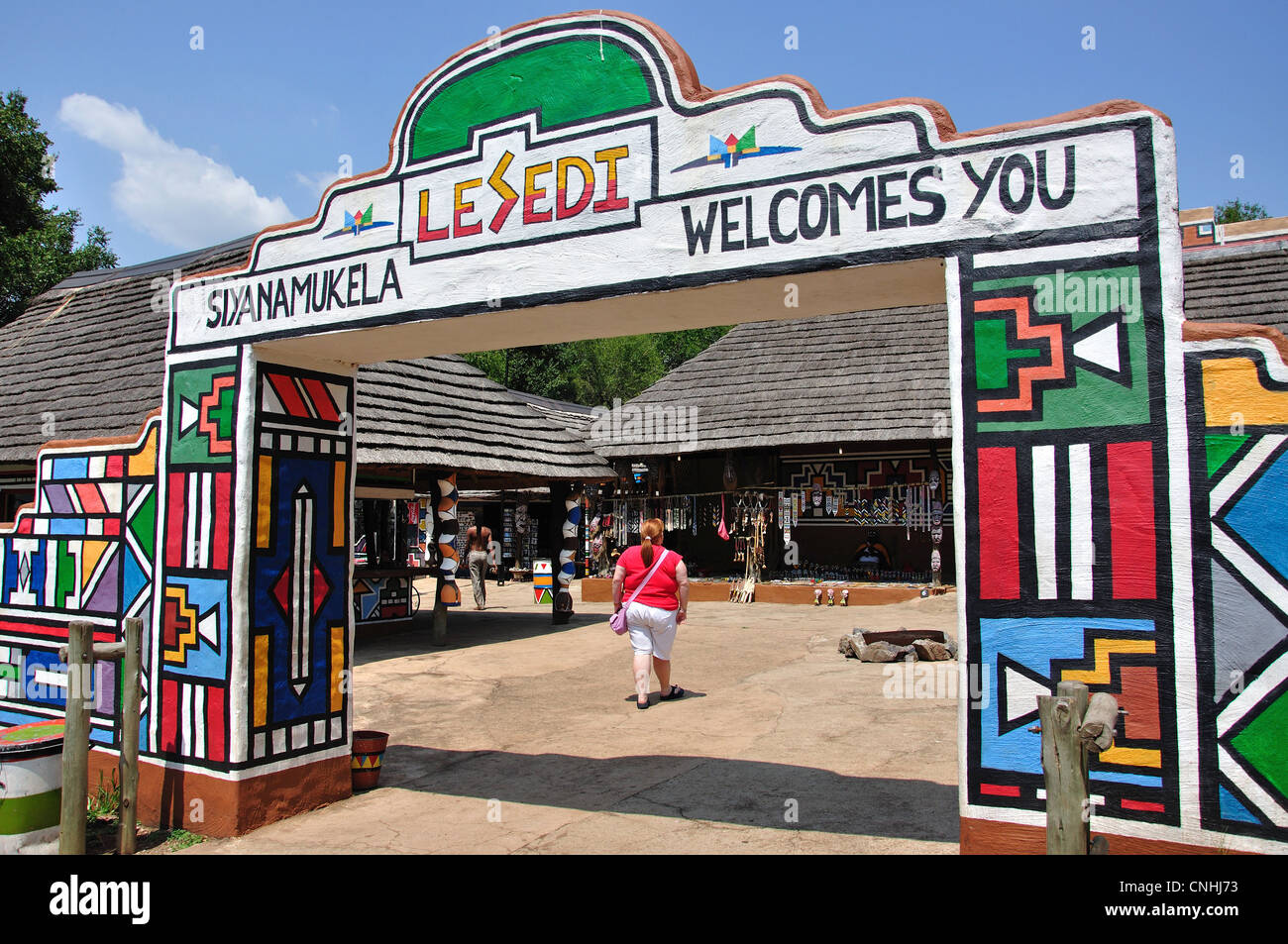 Ndebele-design entrée de Lesedi African Cultural Village, Broederstroom, Johannesburg, Gauteng, République d'Afrique du Sud Banque D'Images