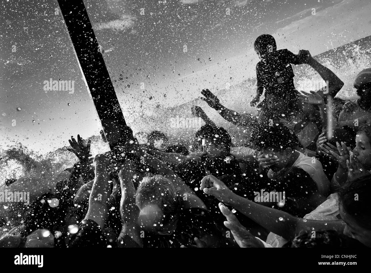 Fidèles catholiques baignoire la croix de bois dans la mer pendant la semaine sainte annuel rituel dans Santa Elena, Équateur. Banque D'Images Fidèles catholiques baignoire la croix de bois dans la mer pendant la semaine sainte annuel rituel dans Santa Elena, Équateur. Banque D'Images