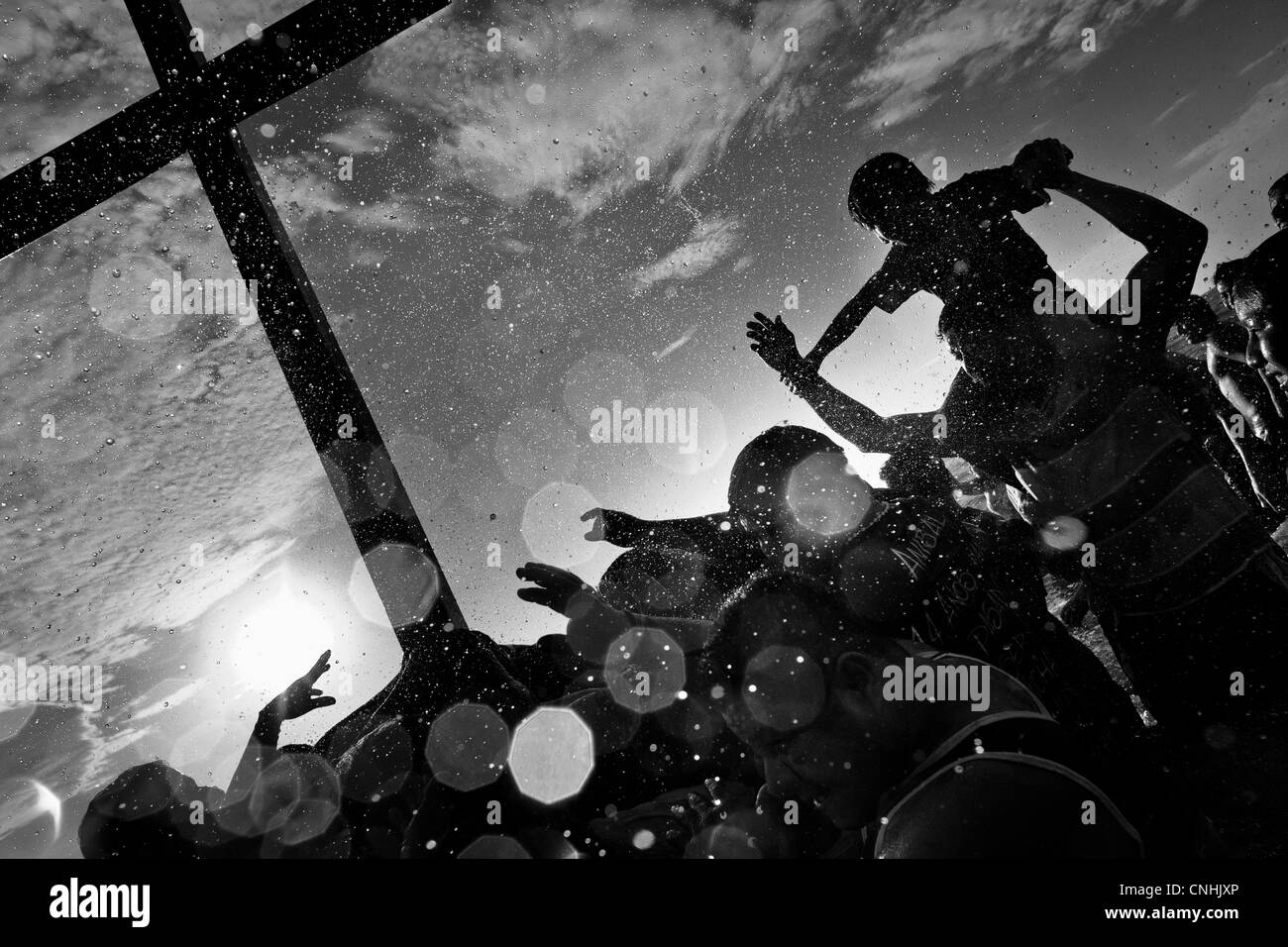 Fidèles catholiques baignoire la croix de bois dans la mer pendant la semaine sainte annuel rituel dans Santa Elena, Équateur. Banque D'Images Fidèles catholiques baignoire la croix de bois dans la mer pendant la semaine sainte annuel rituel dans Santa Elena, Équateur. Banque D'Images