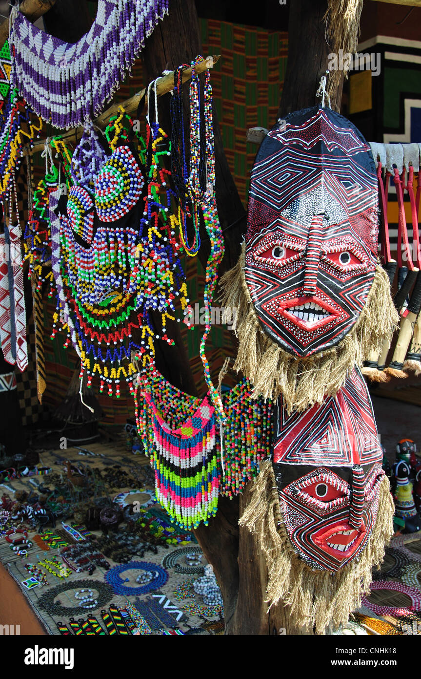 Esprit de souvenirs, des masques africains Lesedi Cultural Village, Broederstroom, Johannesburg, la Province de Gauteng, Afrique du Sud Banque D'Images