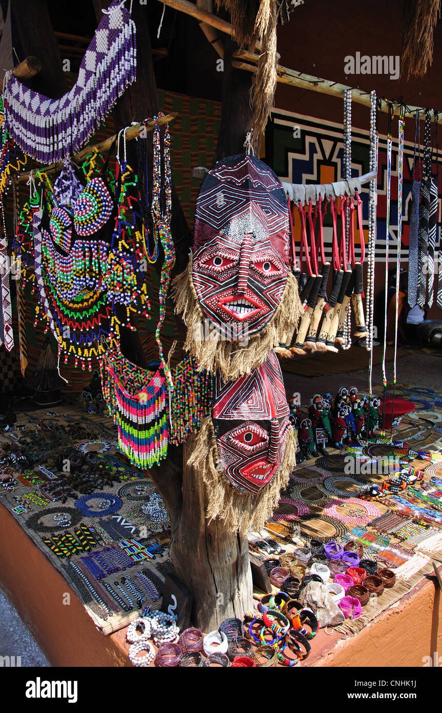 Esprit de souvenirs, des masques africains Lesedi Cultural Village, Broederstroom, Johannesburg, la Province de Gauteng, Afrique du Sud Banque D'Images