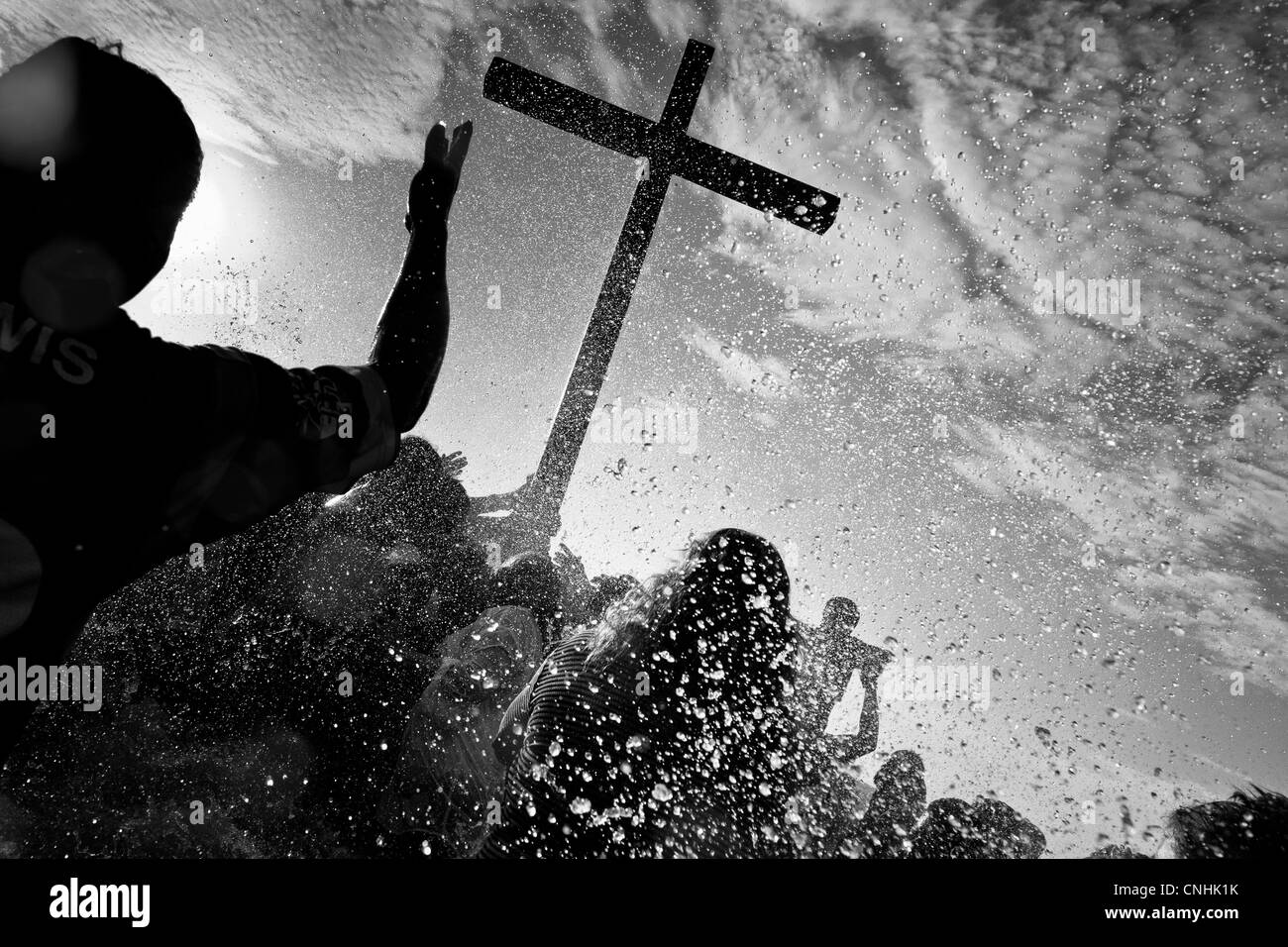 Fidèles catholiques baignoire la croix de bois dans la mer pendant la semaine sainte annuel rituel dans Santa Elena, Équateur. Banque D'Images Fidèles catholiques baignoire la croix de bois dans la mer pendant la semaine sainte annuel rituel dans Santa Elena, Équateur. Banque D'Images