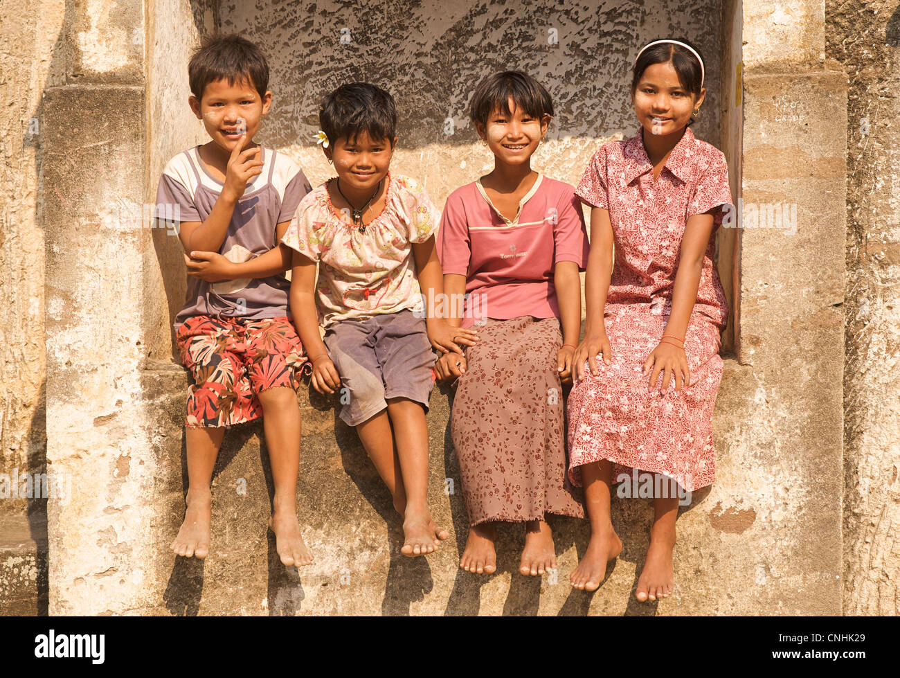 Portraito groupe f enfants birmans à Ba Shwe Daung, près de Monywa, Birmanie Banque D'Images