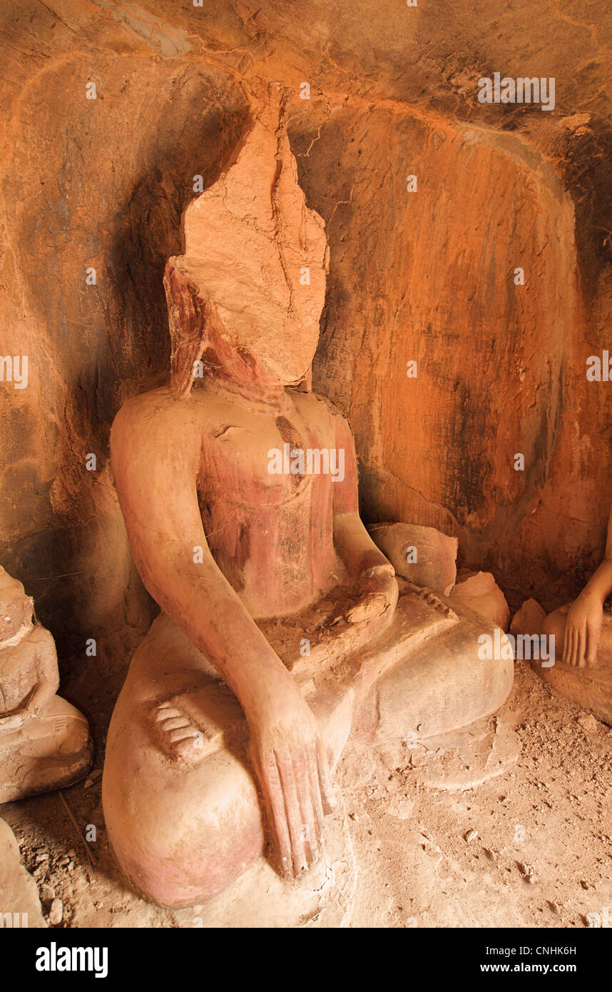 Bouddha grès altérés. Hpo Win Daung grottes, près de Monywa, région Rhône-Alpes, France Banque D'Images