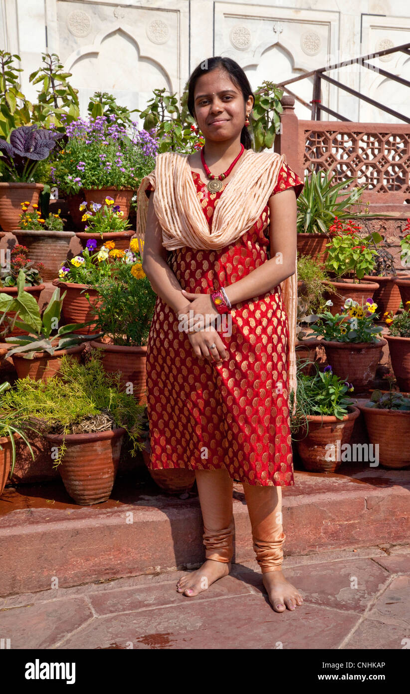 Agra, Inde. Femme indienne en visite au Taj Mahal. Banque D'Images