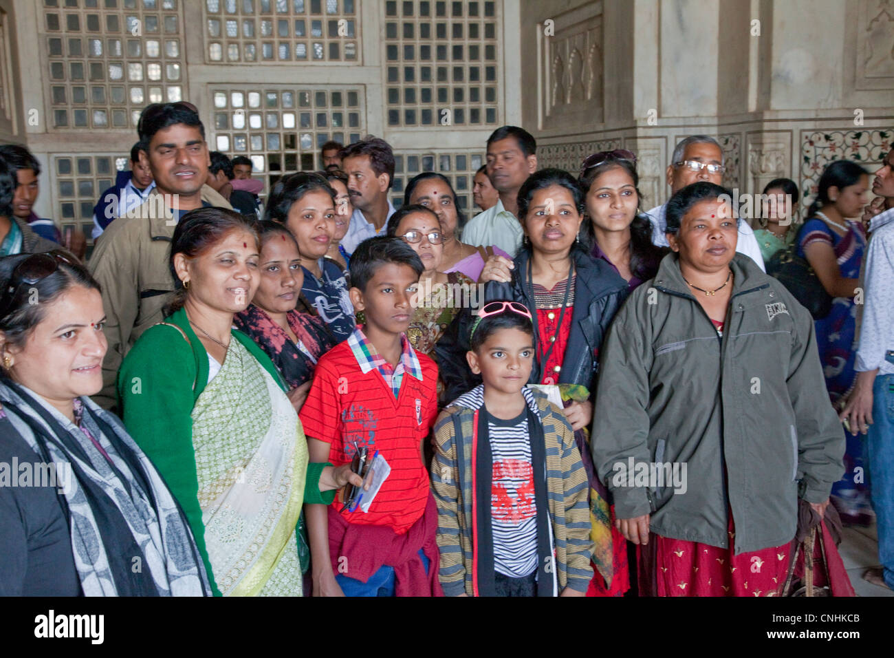 Agra, Inde. Les touristes indiens à l'intérieur du Taj Mahal. Banque D'Images