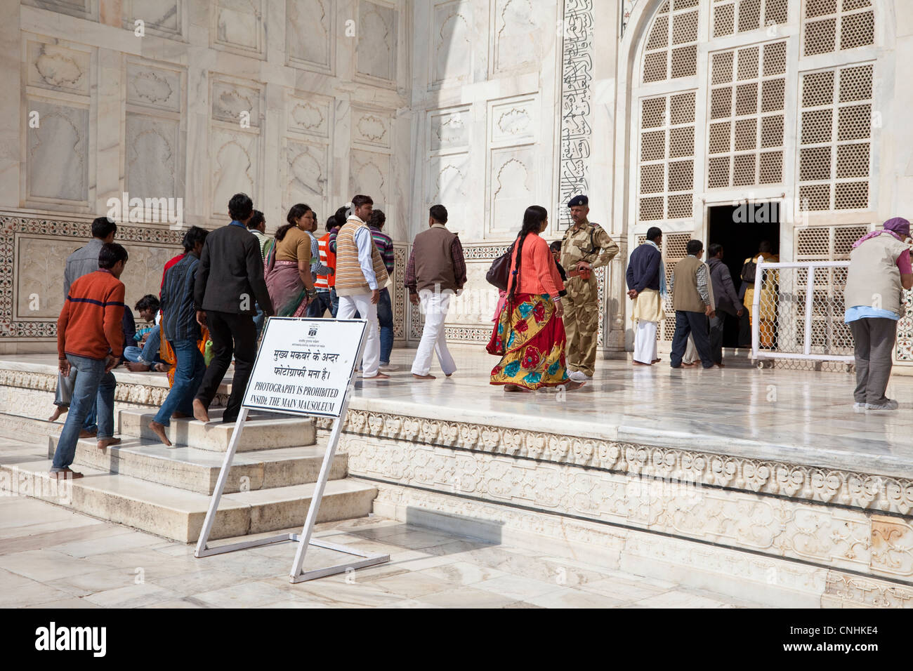 Agra, Inde. Taj Mahal. Les touristes indiens entrant dans l'entrée principale du mausolée. Banque D'Images