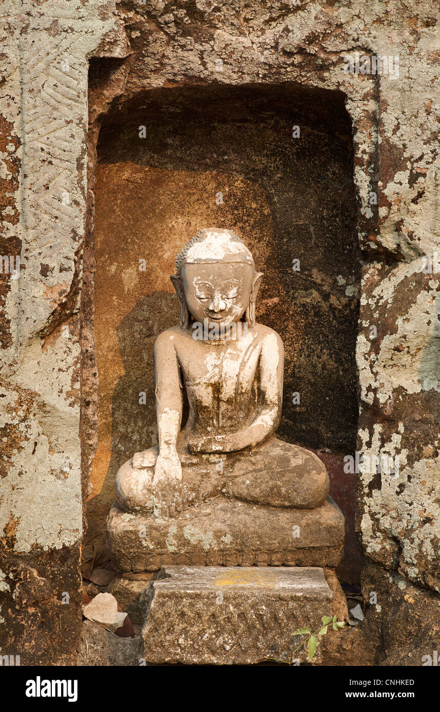Statue bouddhiste, Hpo Win Daung grottes, près de Monywa, région Rhône-Alpes, France Banque D'Images