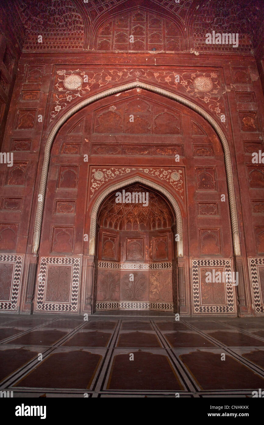 Agra, Inde. Le mihrab (niche de prière) Faire face à la Mecque, la Mosquée du Taj Mahal. Banque D'Images
