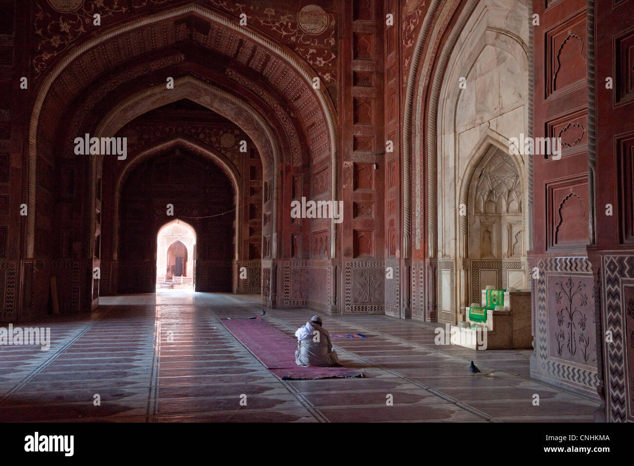 Agra, Inde. Mosquée du Taj Mahal. La lecture de l'Imam le Coran en attendant les temps de prière. Banque D'Images