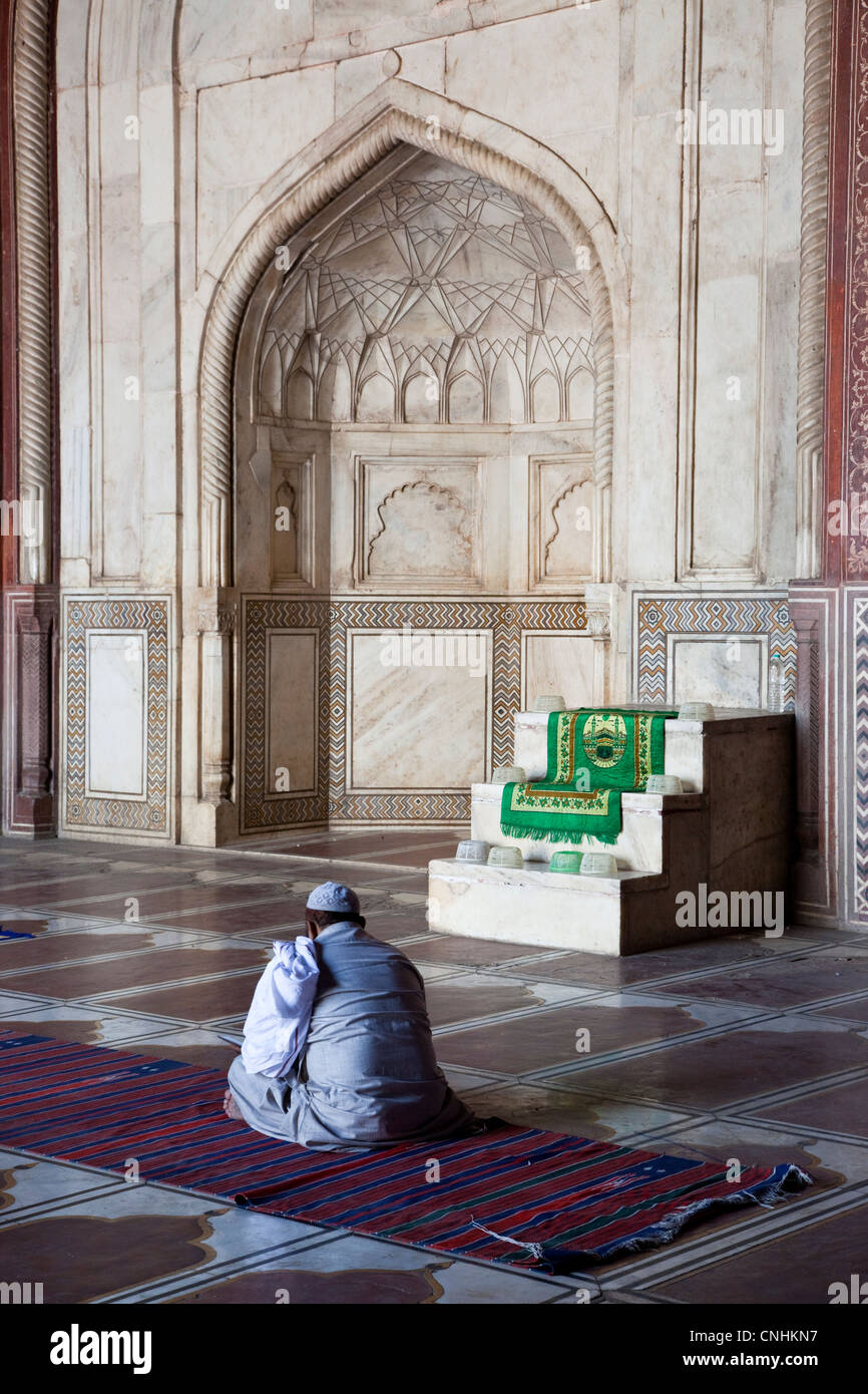 Agra, Inde. L'intérieur de la mosquée du Taj Mahal. La lecture de l'Imam du Coran en attendant l'heure de la prière. Banque D'Images
