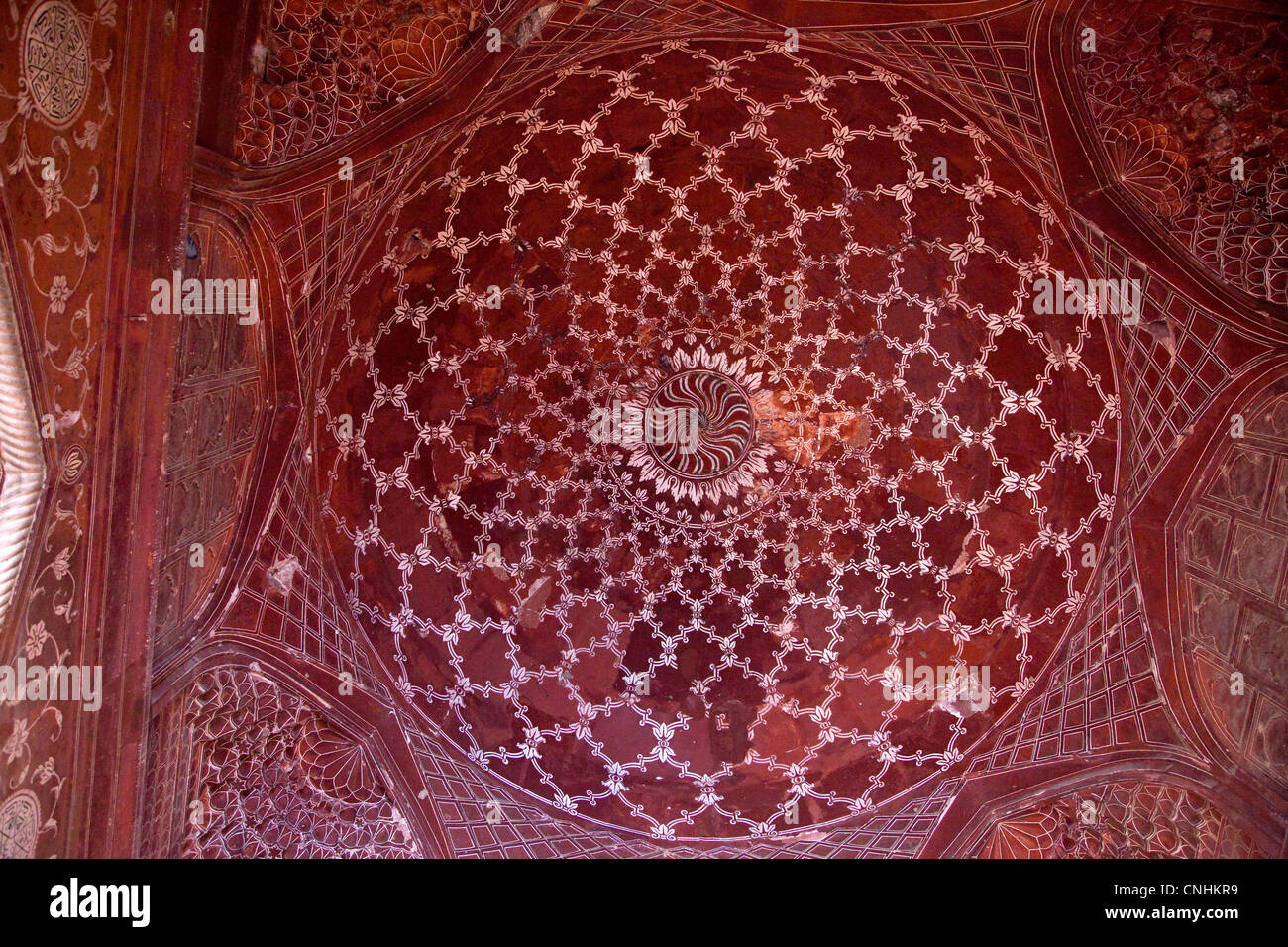 Agra, Inde. Mosquée du Taj Mahal. Plafond de l'intérieur, motif géométrique, montrant de sérieux signes de détérioration. Banque D'Images