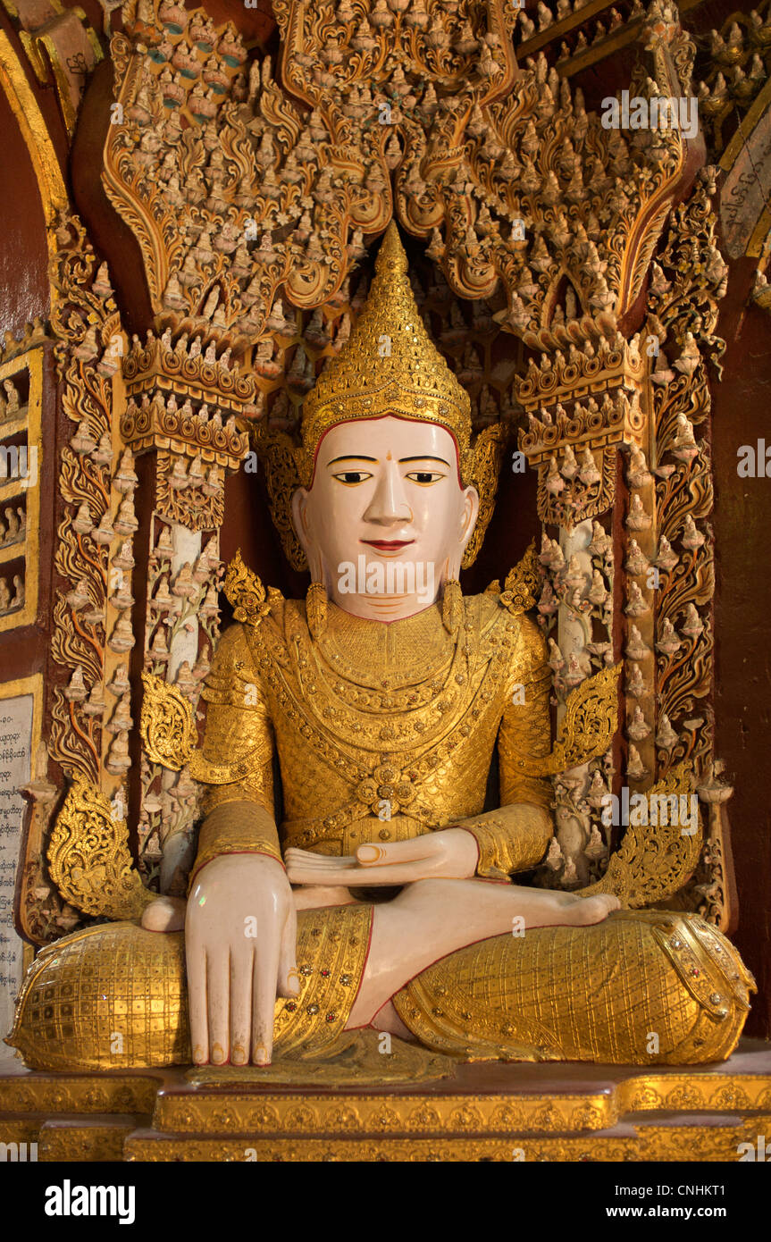 Bouddha assis droit, Thanboddhay Paya, Monywa, Birmanie. Le Myanmar. Thambuddhei Banque D'Images