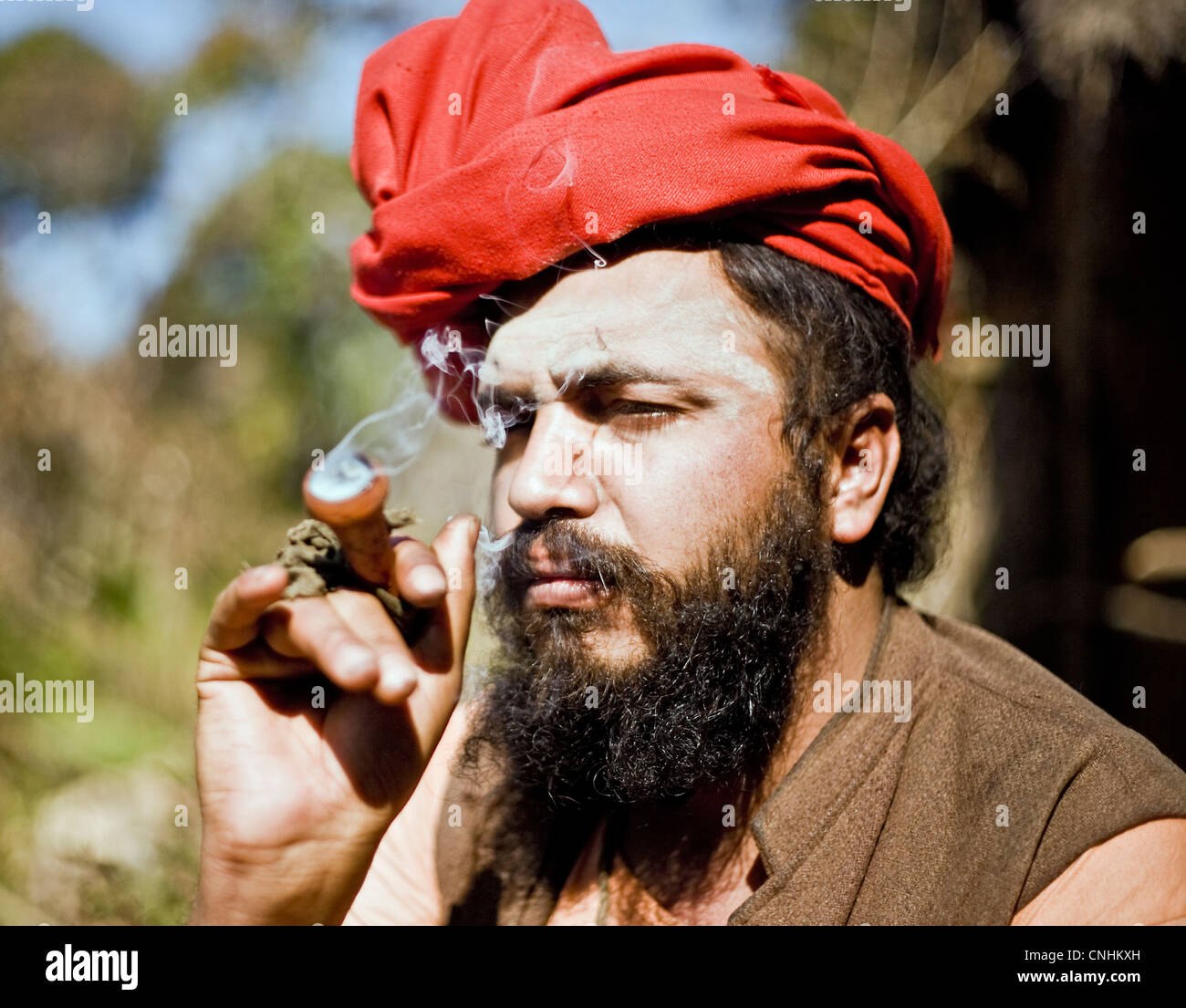 Baba de fumer de la marijuana de pipe d'argile(chilum) Népal Banque D'Images