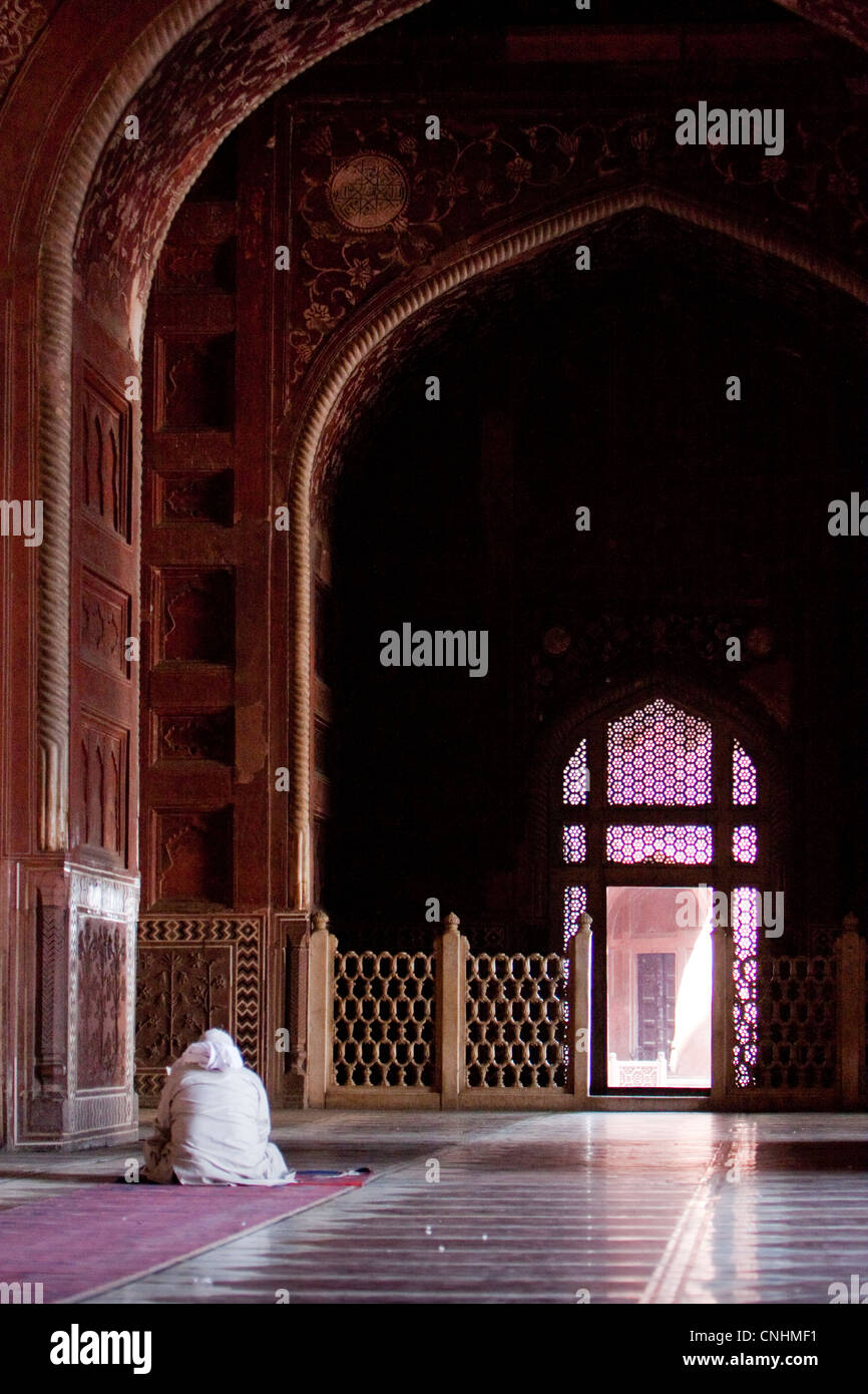 Agra, Inde. L'intérieur du Taj Mahal. La lecture de l'Imam le Coran en attendant l'heure de la prière. Banque D'Images