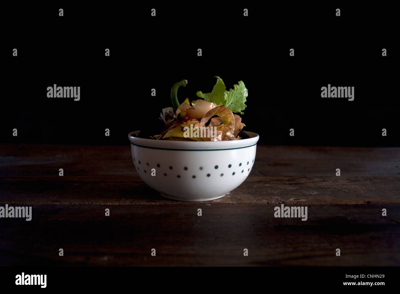 Pelures de légumes dans un bol Banque D'Images