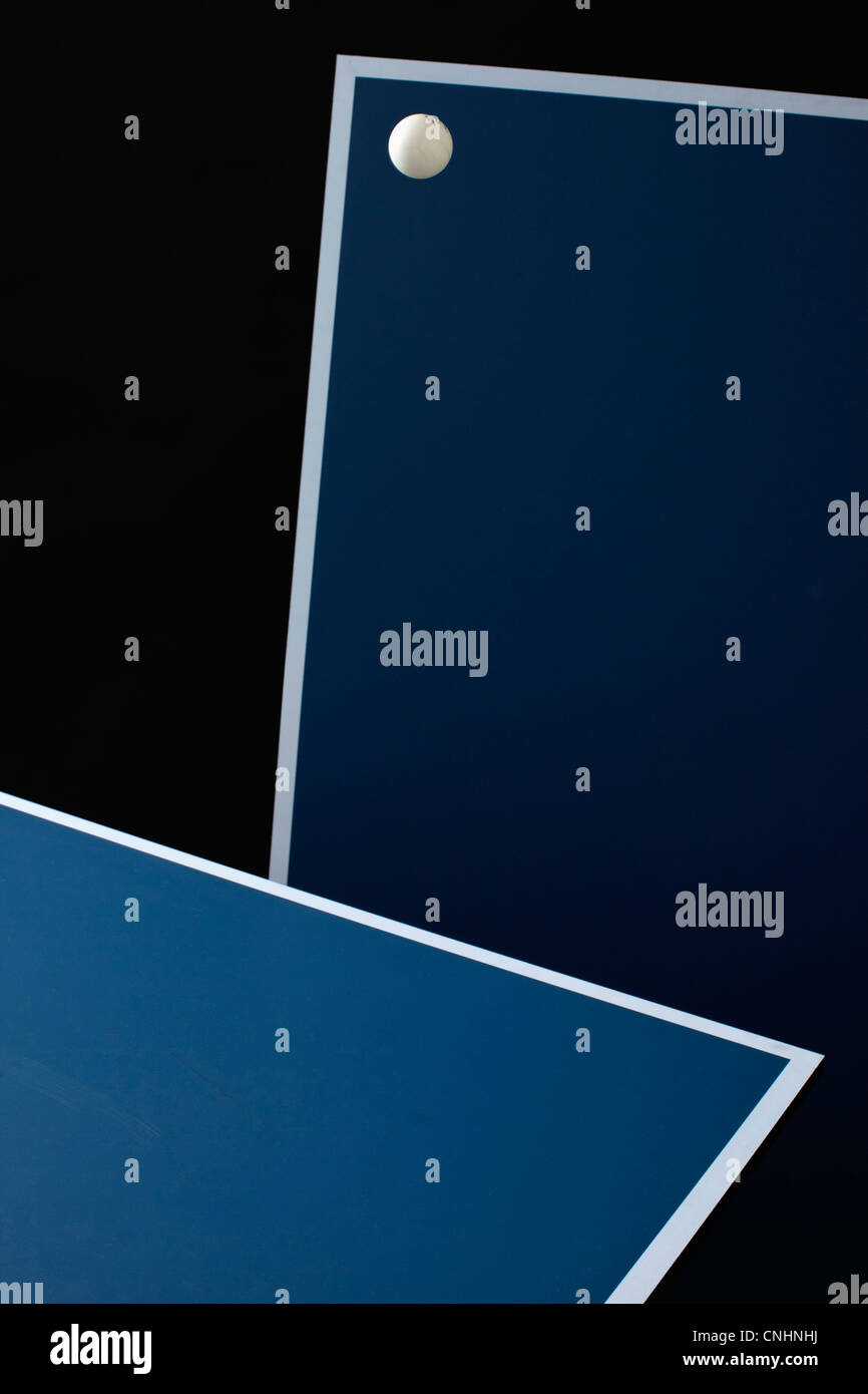 Des tables de ping-pong et d'une balle en l'air Banque D'Images Des tables de ping-pong et d'une balle en l'air Banque D'Images
