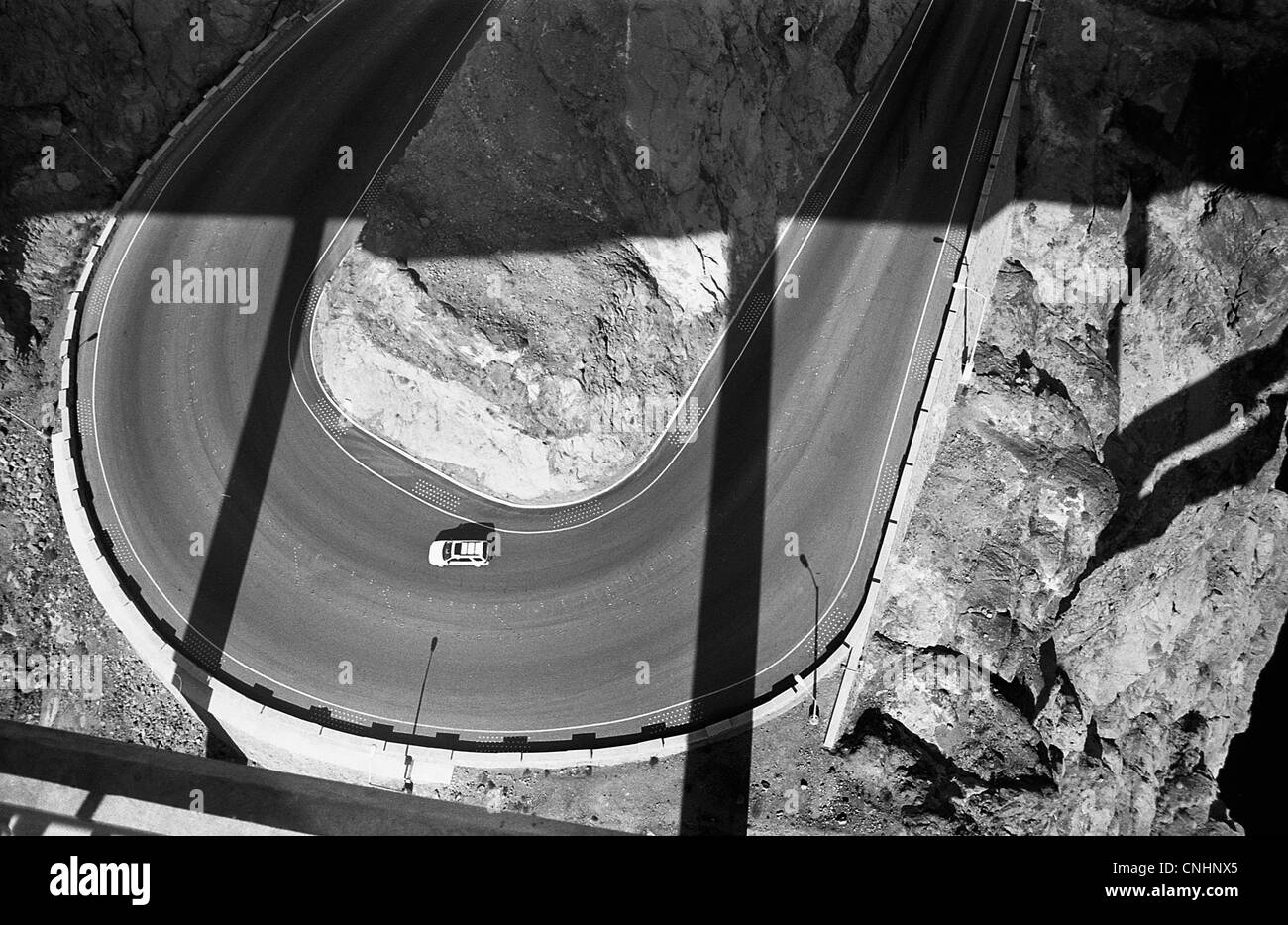 Une voiture sur une autoroute à deux voies, high angle view Banque D'Images