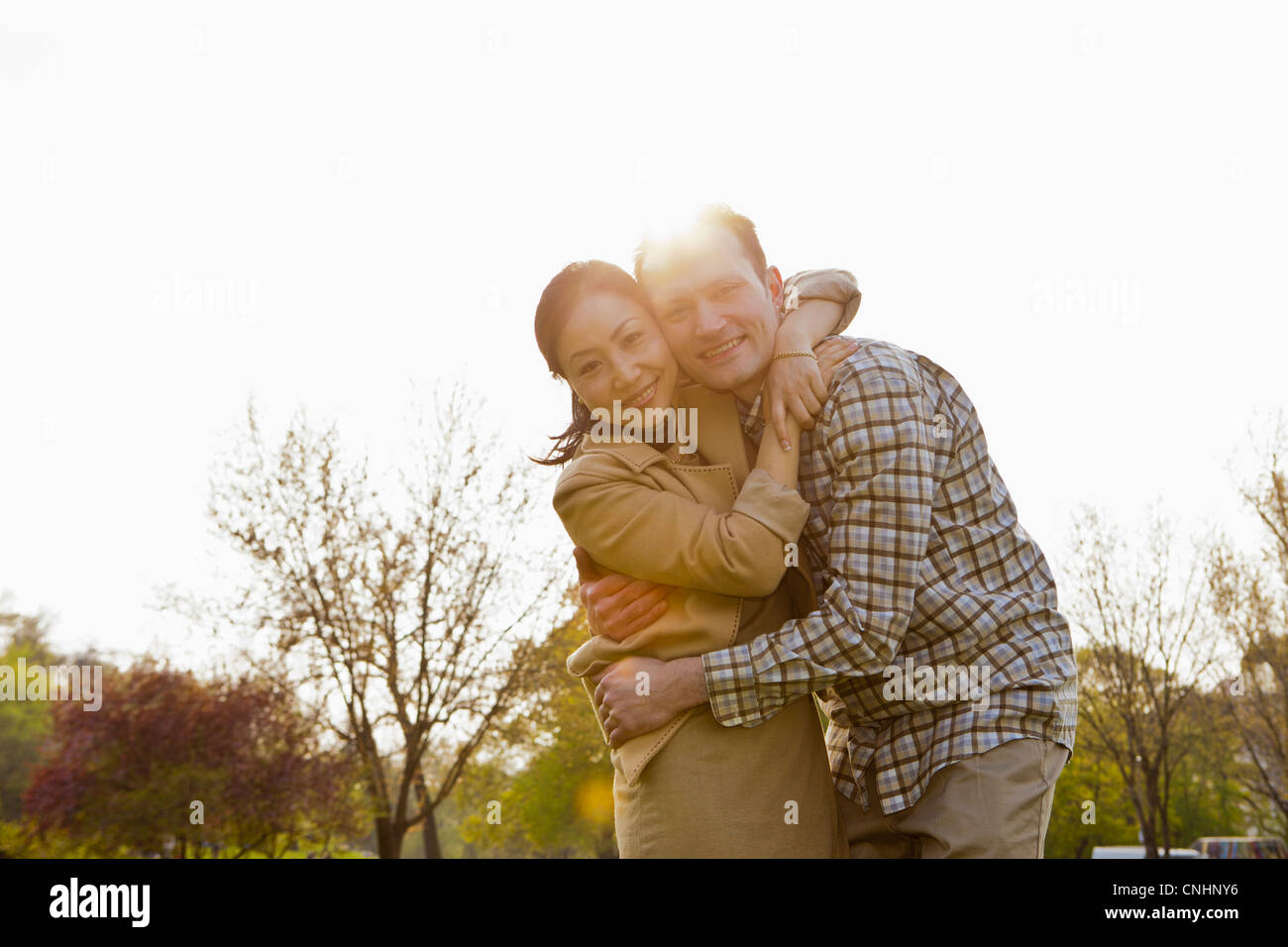 Un couple embracing outdoors Banque D'Images