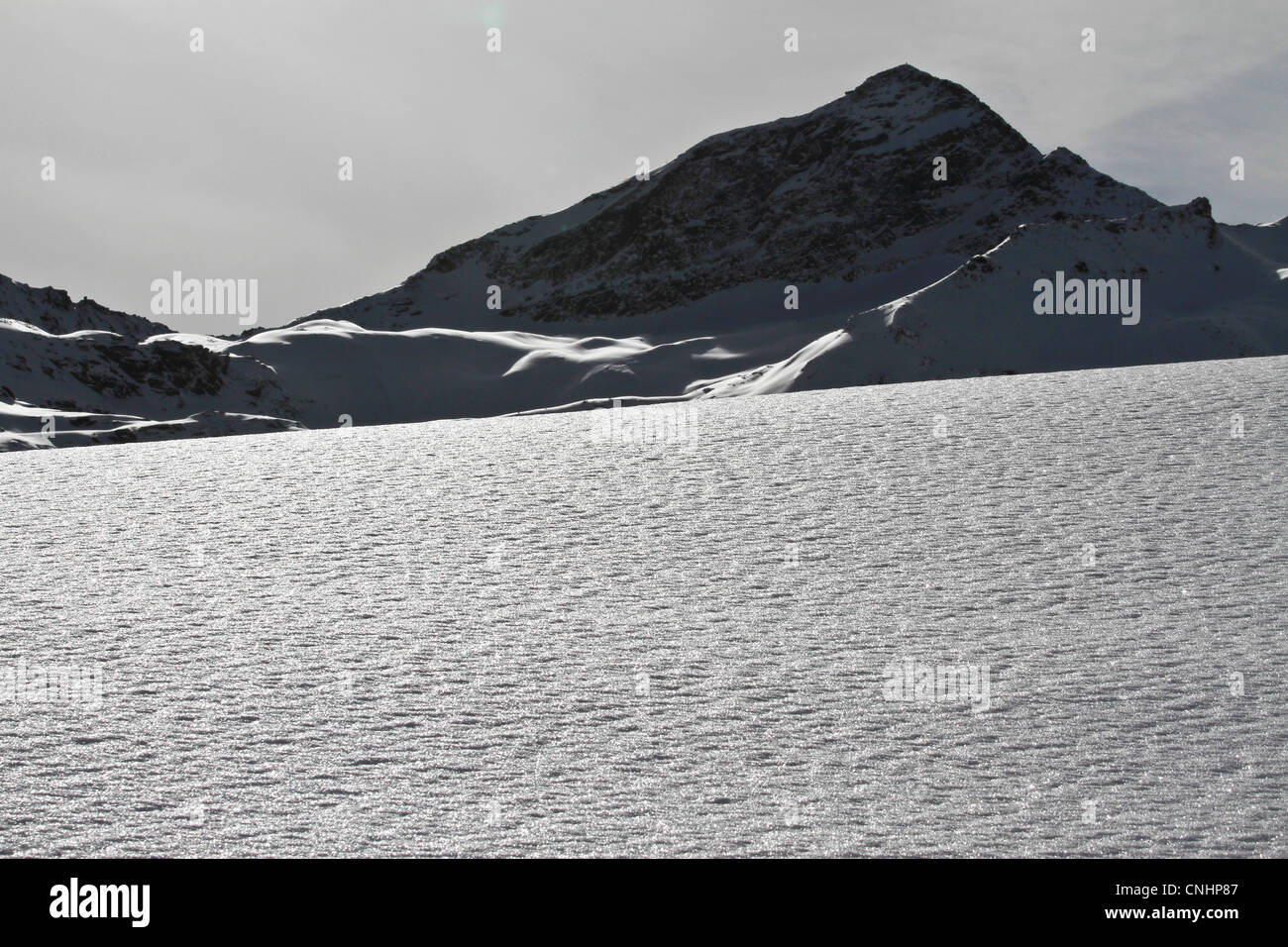 Couverture de neige et des montagnes rocheuses en arrière-plan Banque D'Images