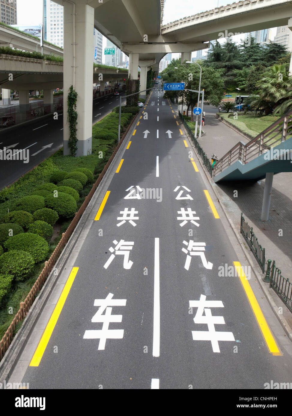 Une rue à sens unique à Shanghai, Chine Banque D'Images