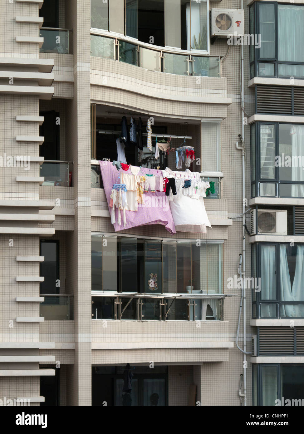 Blanchisserie suspendue à un balcon, Xiamen, Chine Banque D'Images