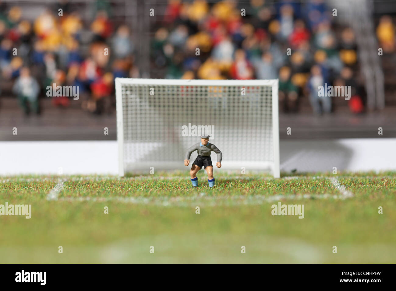 Un gardien de football miniature, figurine garde le poteau de but Banque D'Images