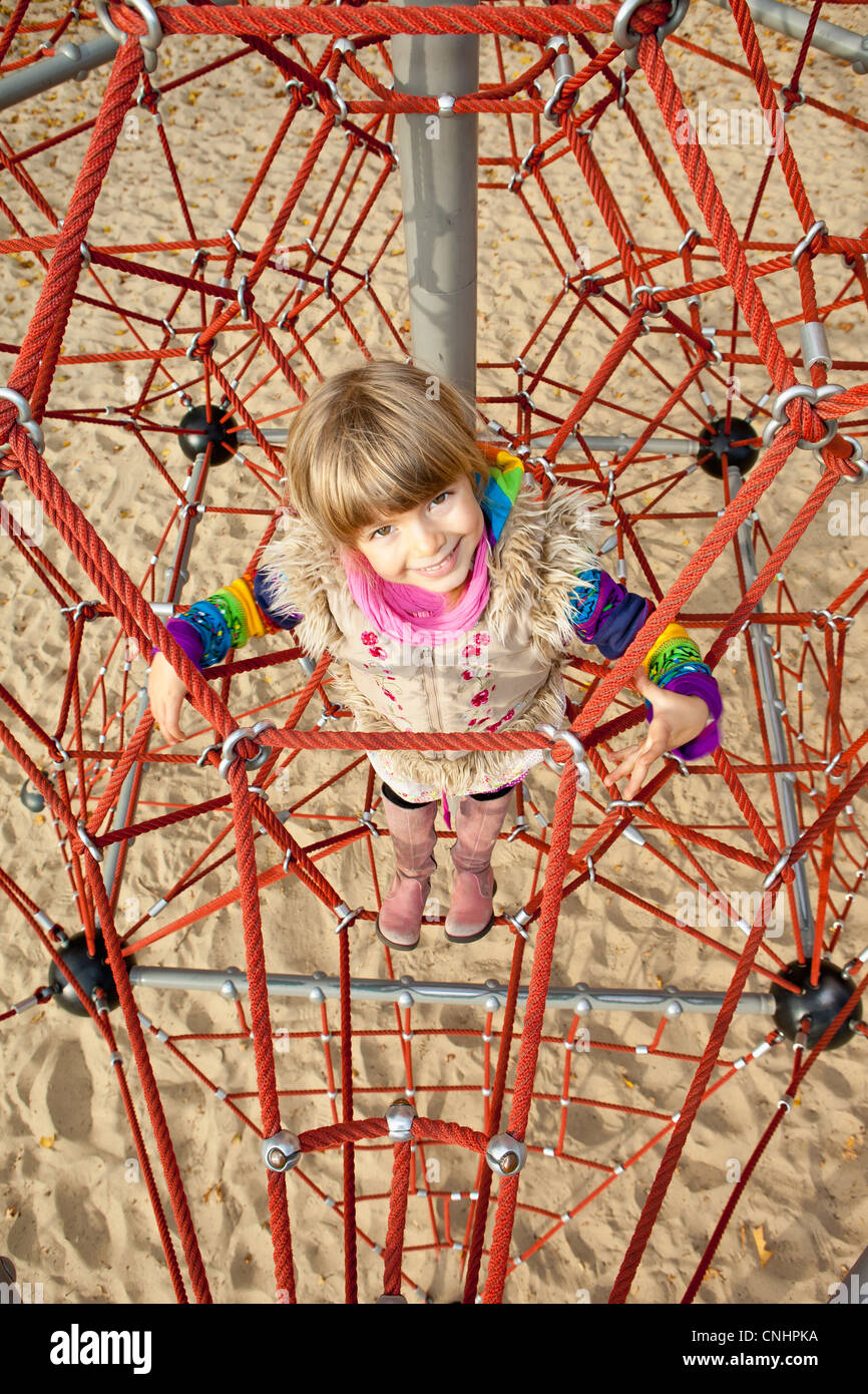 Fille sur jusqu'à la Jungle gym Banque D'Images