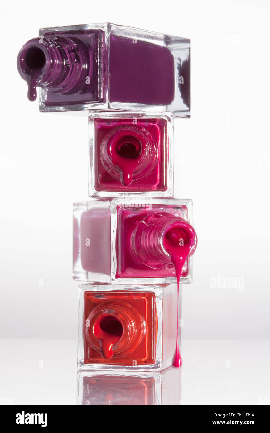 Les vernis à ongles des gouttes d'une pile de bouteilles Banque D'Images