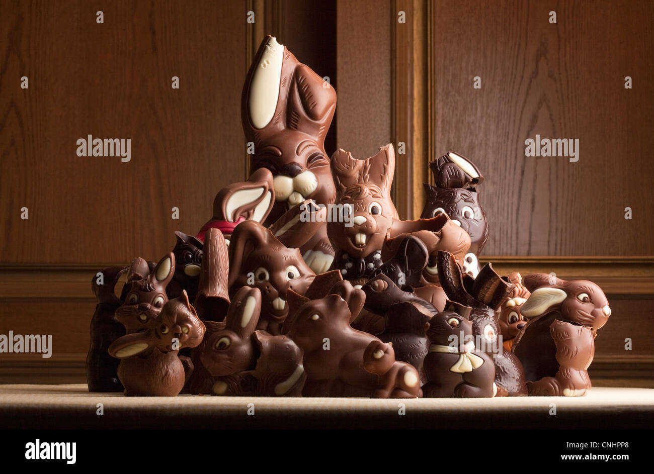 Tas de lapins de Pâques au chocolat différents Banque D'Images