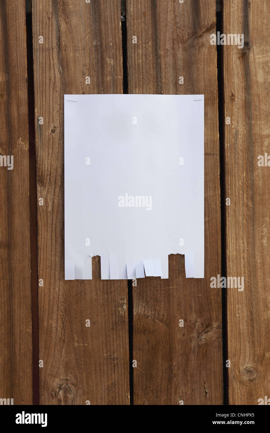 Un flyer en blanc accroché à une clôture en bois Banque D'Images
