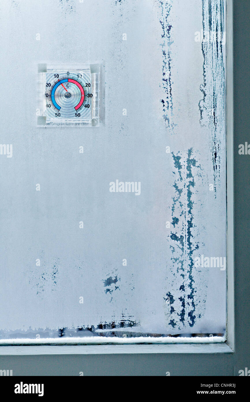 Les cristaux de glace de la fenêtre et de l'indicateur de température, Banque D'Images