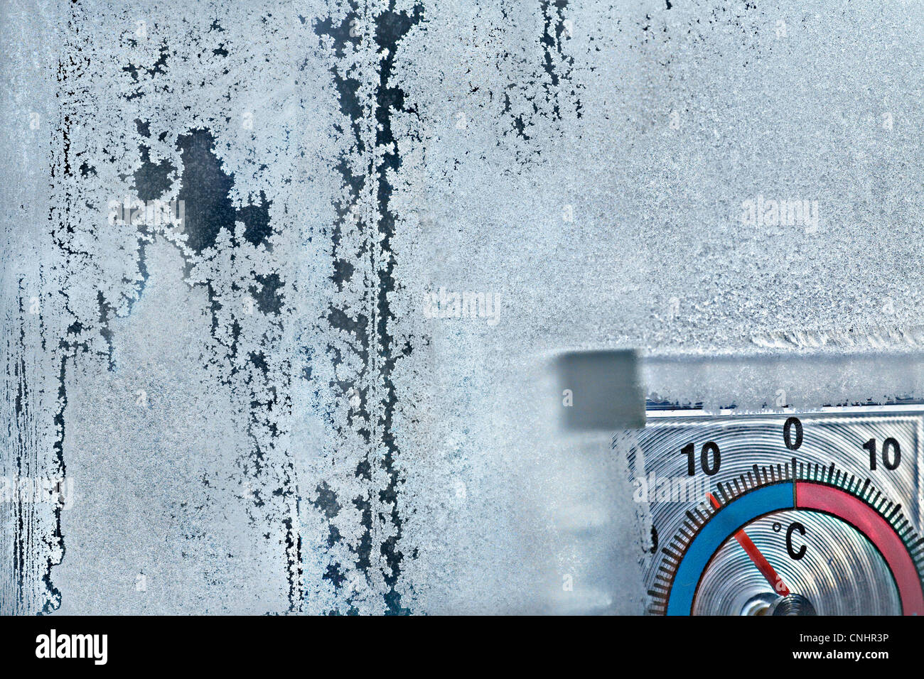 Les cristaux de glace de la fenêtre et de l'indicateur de température, Banque D'Images