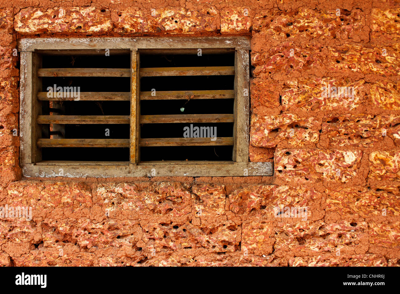 Fenêtre en bois sur un mur en briques de boue Banque D'Images