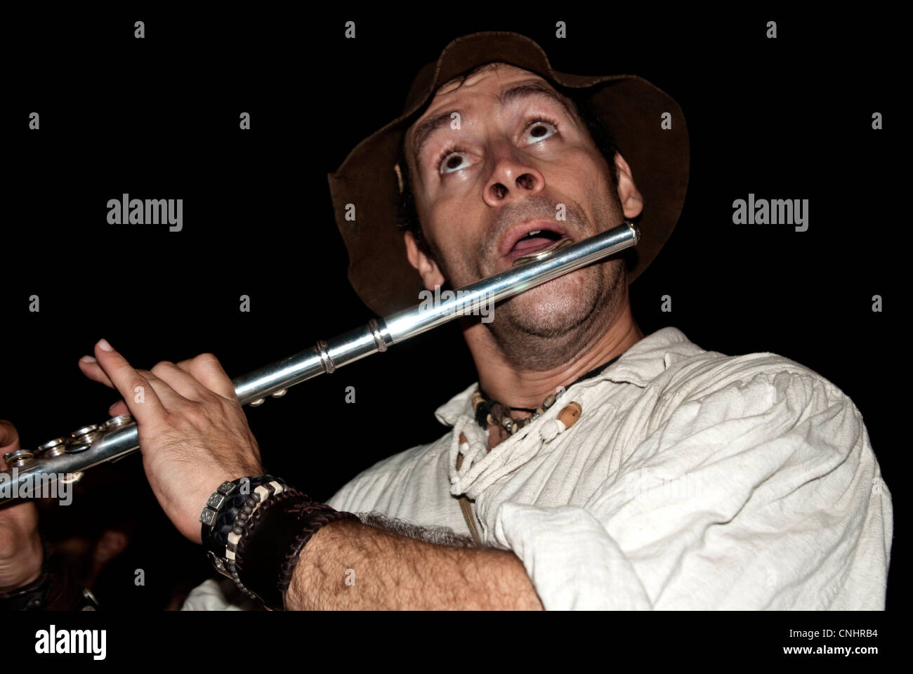 Homme jouant de la clarinette au cours de la Fiesta à Grenade, Espagne Banque D'Images