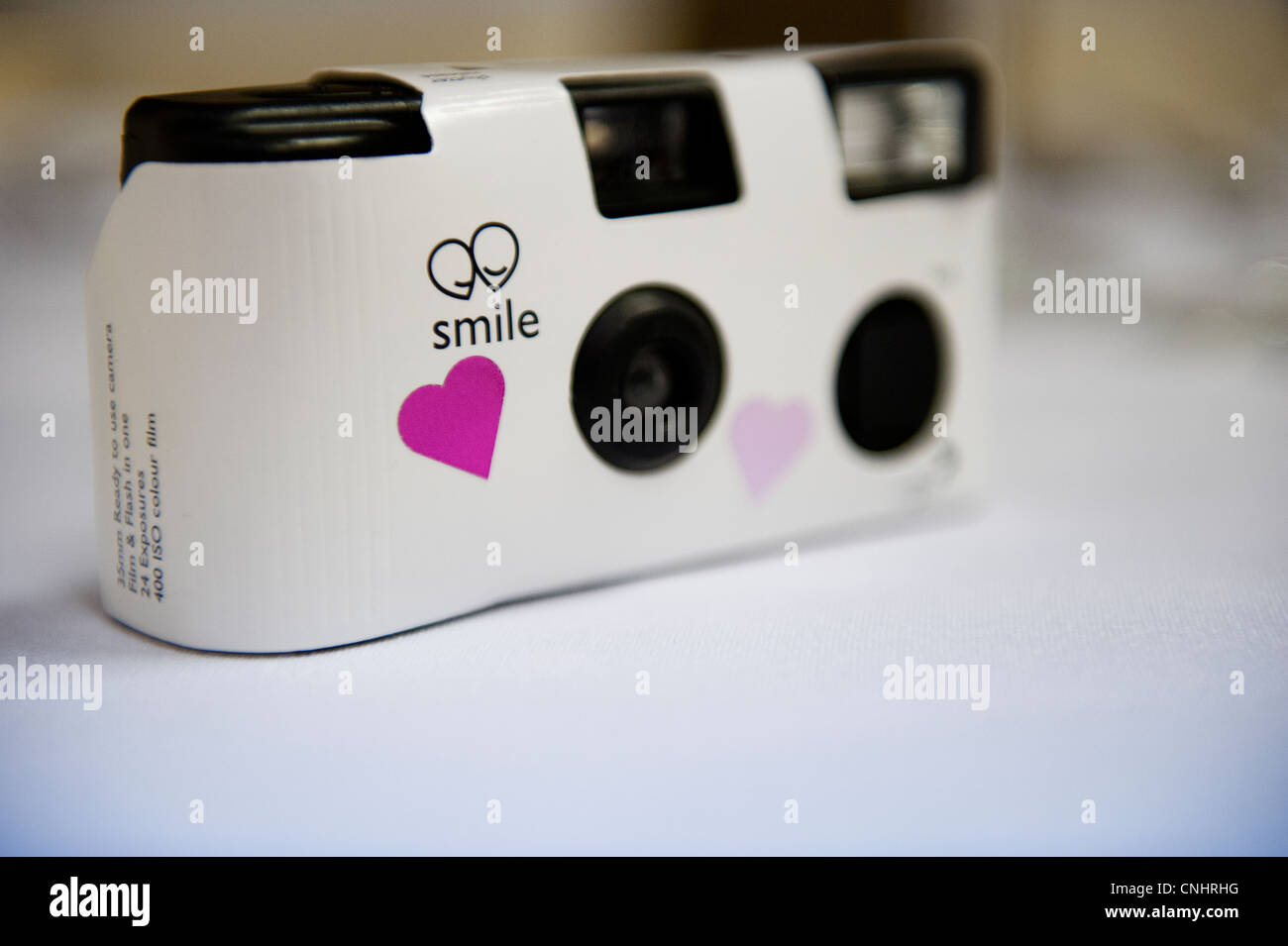 Appareil photo jetable avec sourire et logo coeur rose comme au mariage Banque D'Images
