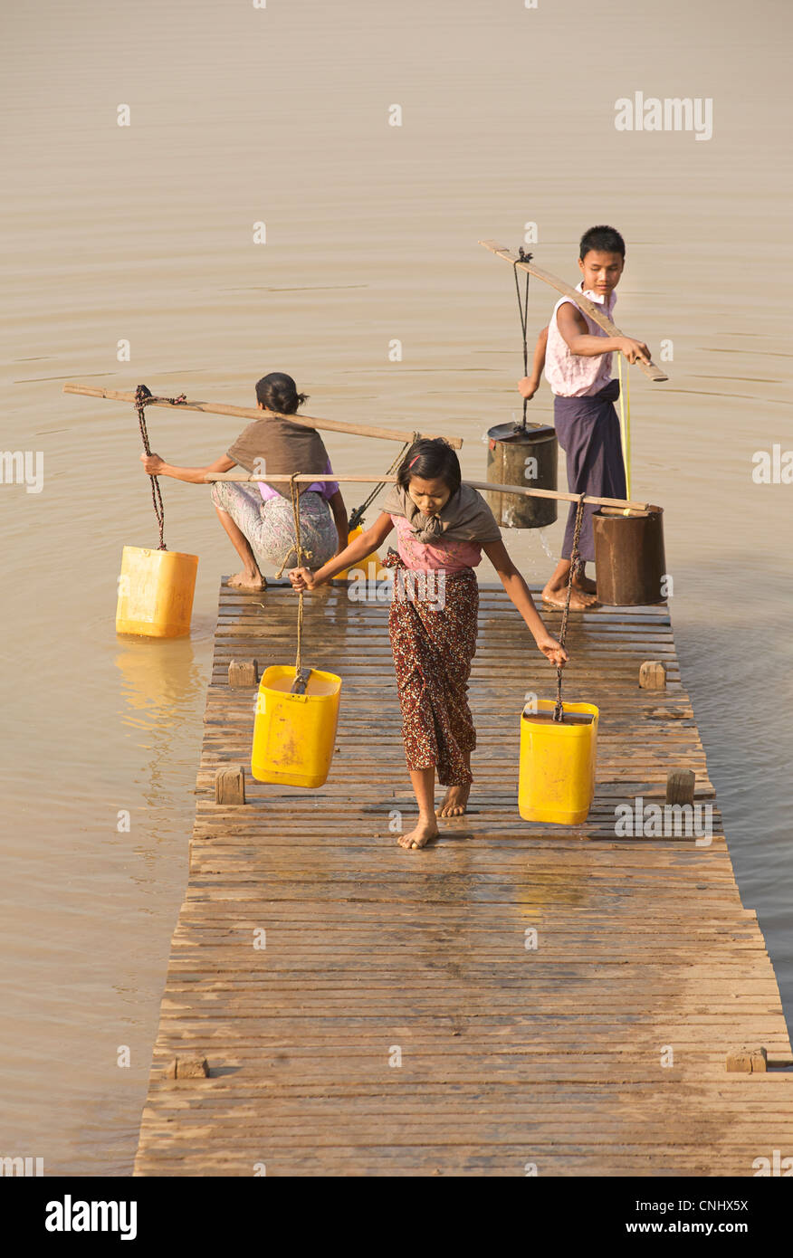 La collecte de l'eau d'un réservoir situé entre le mont Popa et Bagan Birmanie. Le Myanmar. Les préparatifs du Festival de l'eau Banque D'Images