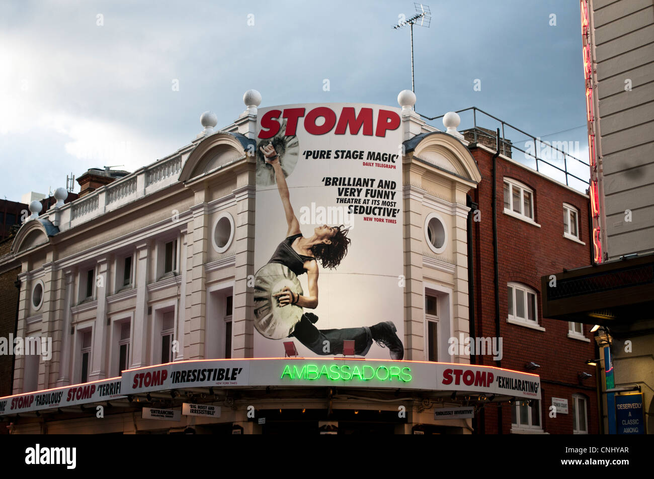 Ambassadors Theatre montrant 'Stomp', Covent Garden, Londres, UK Banque D'Images