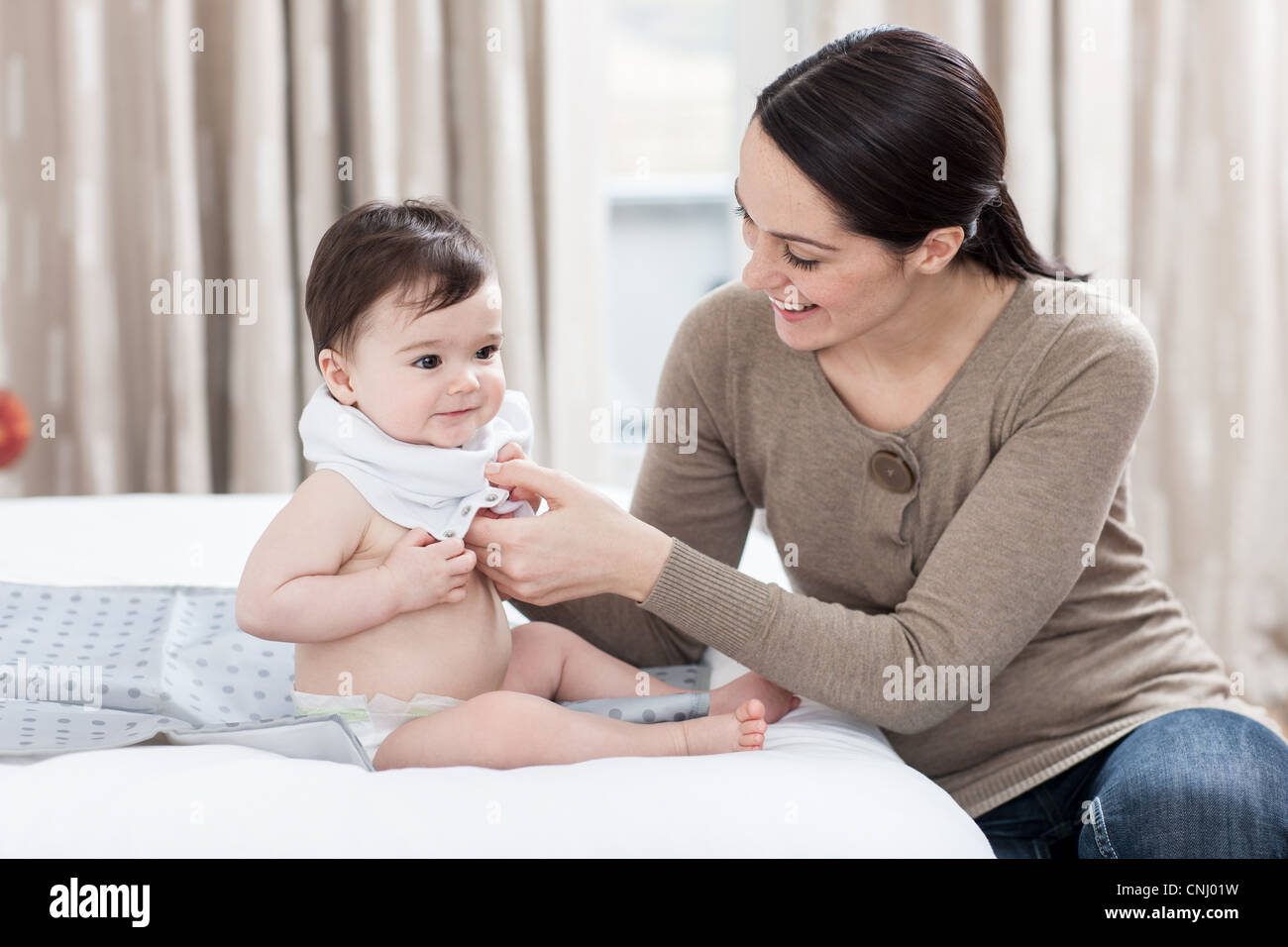 Mere Fils Bebe Habiller Photo Stock Alamy