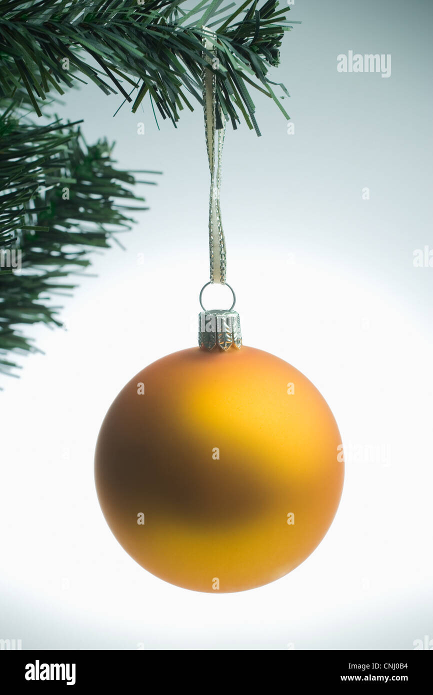 Noël jaune bauble hanging on tree Banque D'Images