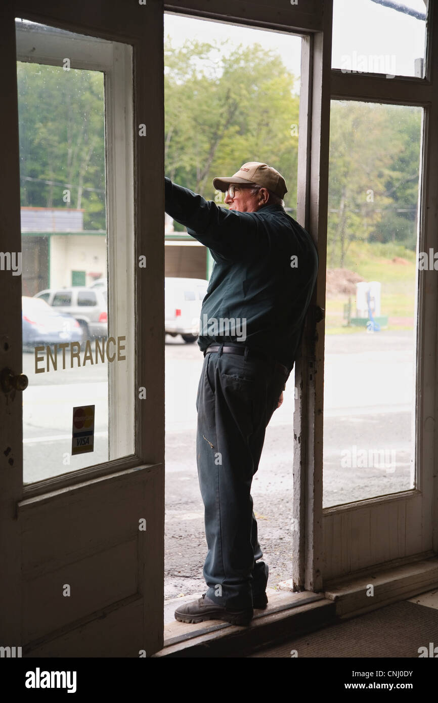 Man porte de magasin, à la recherche de Banque D'Images