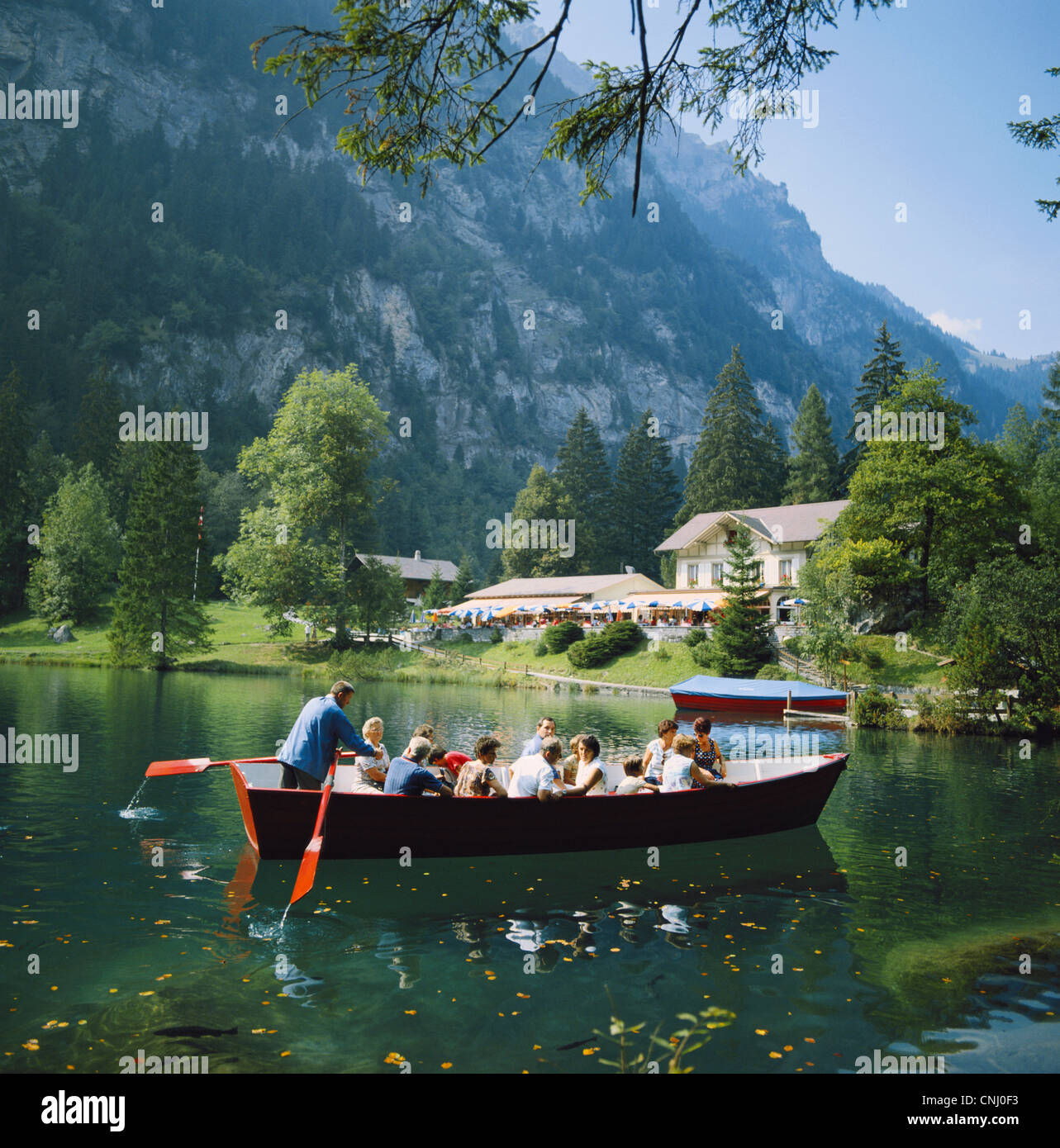 Les touristes lookin à pêcher dans le lac Blausee Kandersteg Suisse Banque D'Images