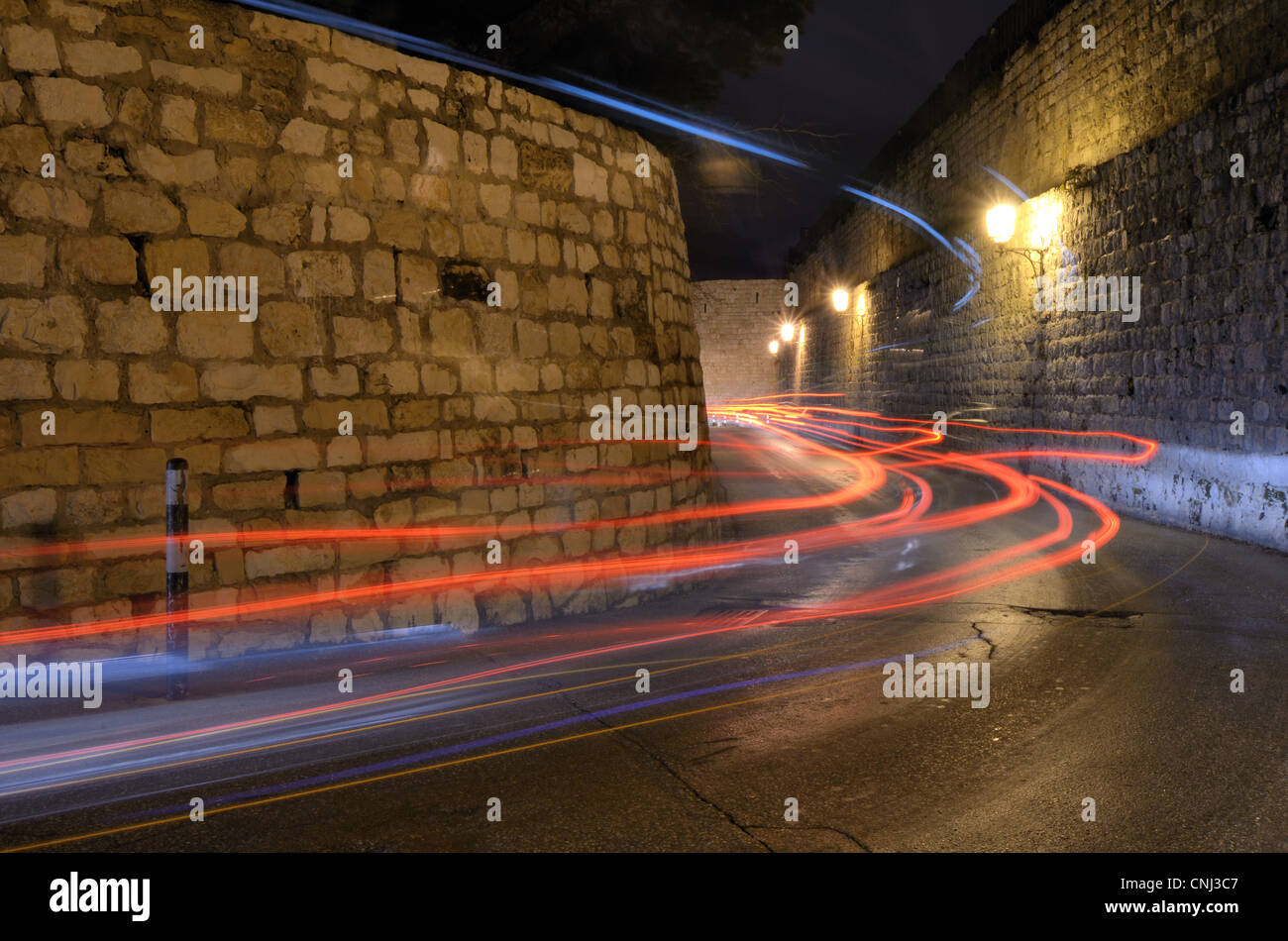 Des sentiers de lumière provenant des véhicules passant à travers couloirs étroits dans la vieille ville de Jérusalem, Israël. Banque D'Images