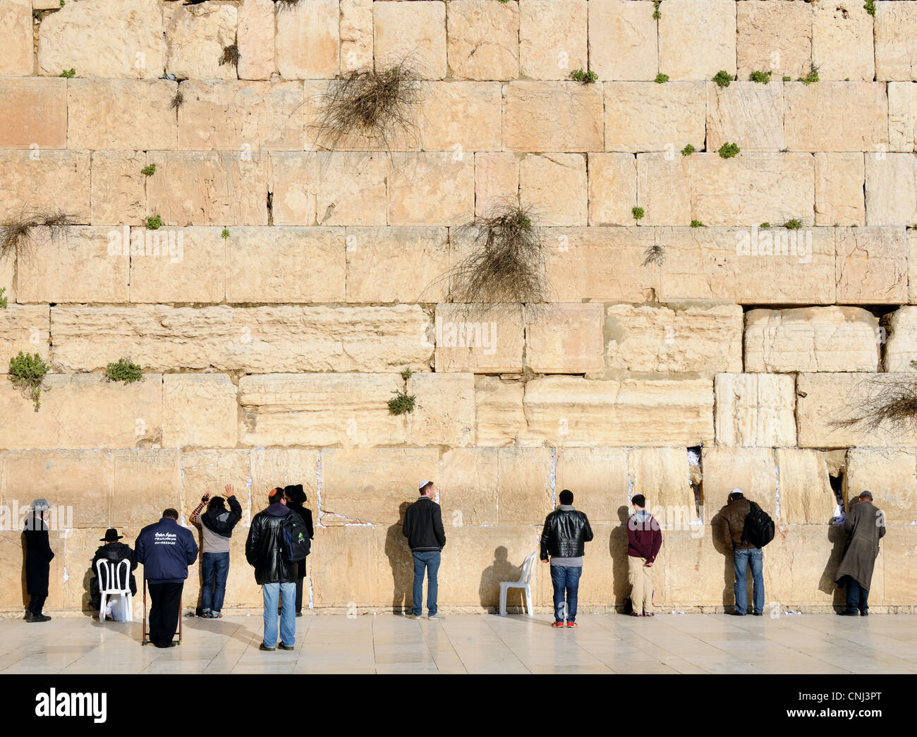 Les hommes au Mur occidental, un lieu saint juif à Jérusalem, Israël. Banque D'Images