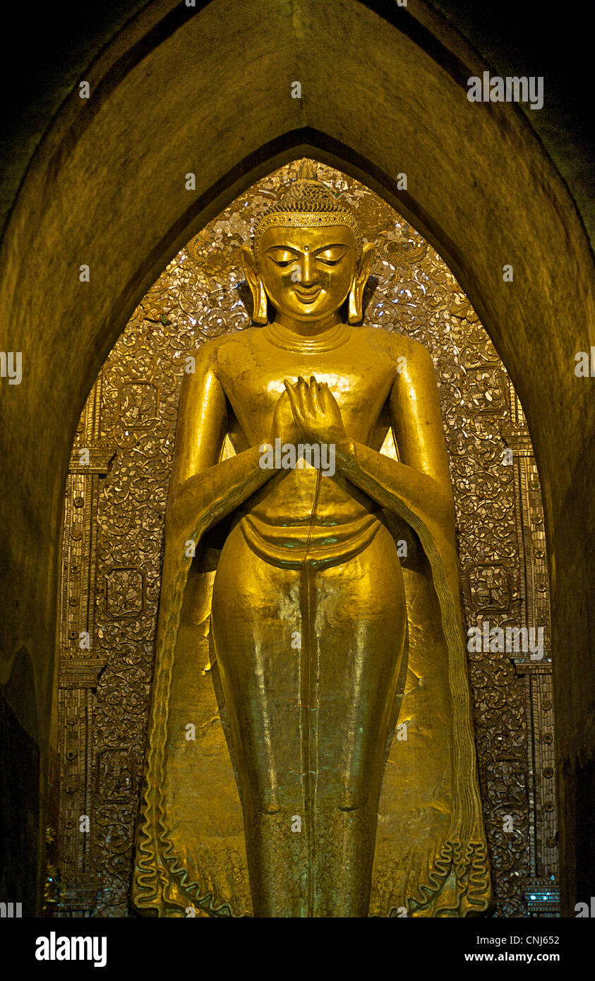 Bouddha Debout géant à l'intérieur du temple Ananda Kassapa, Pagan, Birmanie. Bagan, Myanmar. Banque D'Images