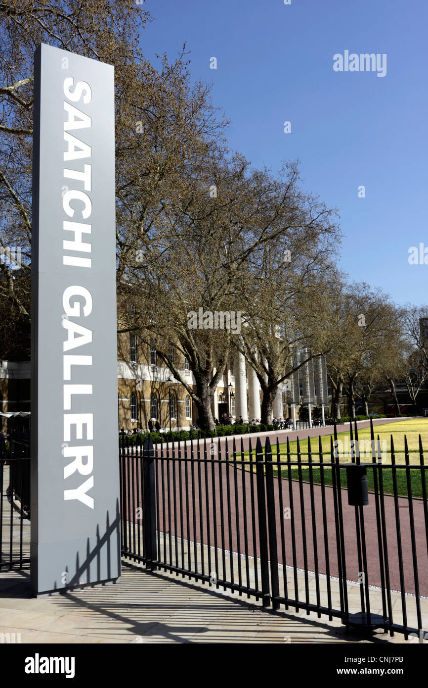 La Saatchi Gallery dans le parc de l'ancienne caserne du duc d'York à la mode dans la ville ensoleillée de Chelsea. Banque D'Images