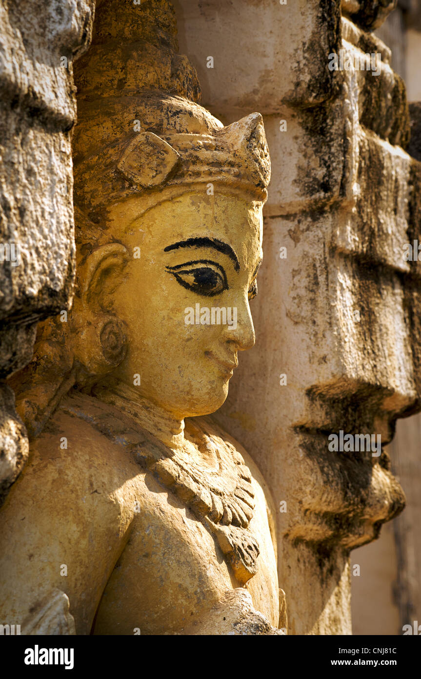 Sculpture en stuc au temple Ananda, Pagan, Birmanie. Bagan, Myanmar Banque D'Images